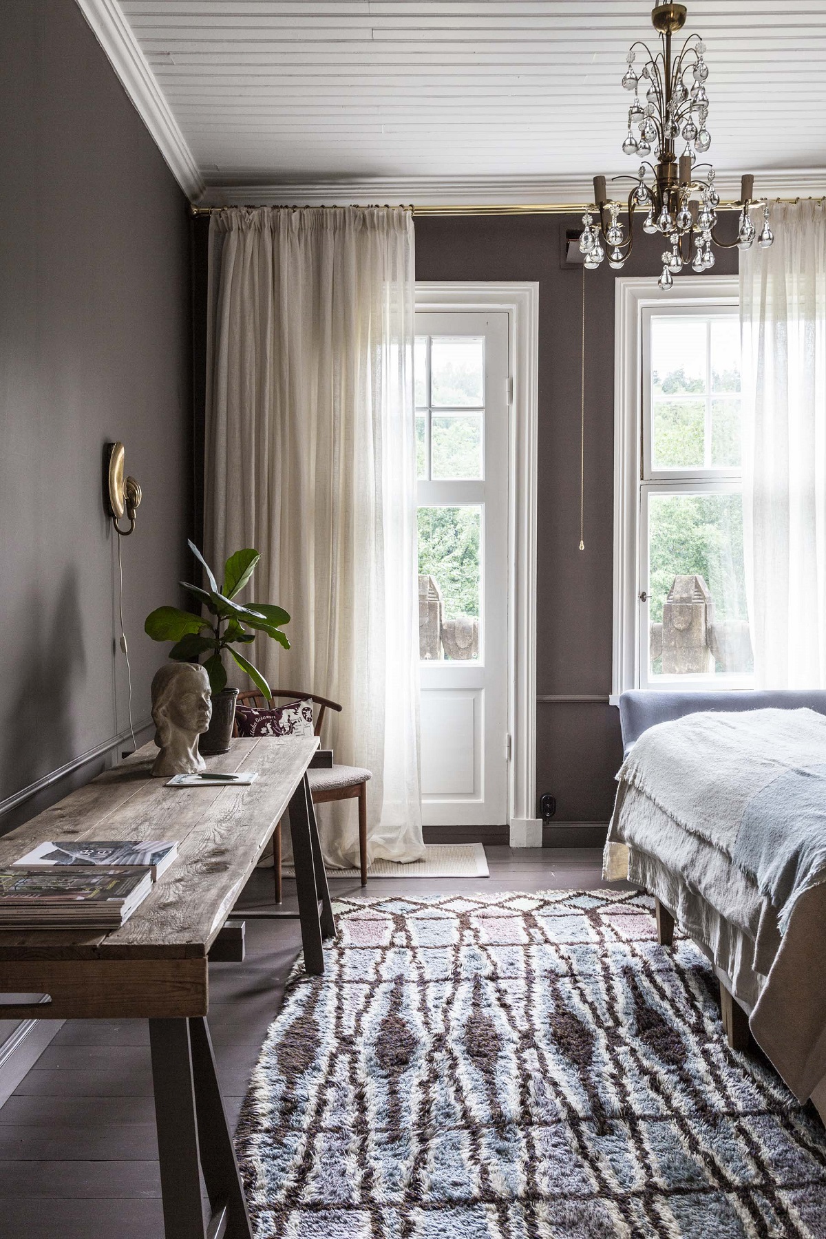 hotel guestroom in natural colours and surfaces