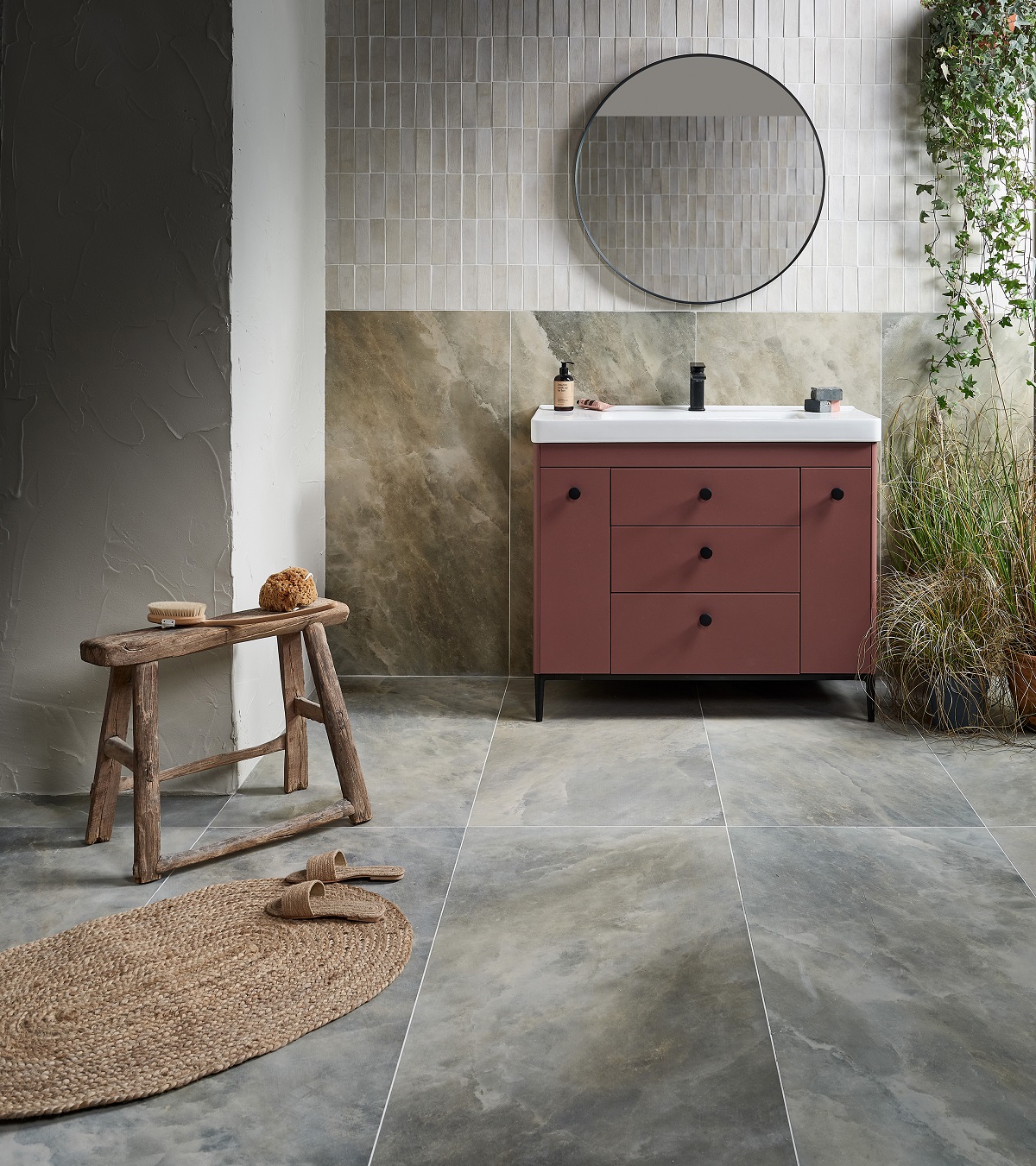 Bathroom with tiled surfaces in Himalaya Fjord and Petite Cotto Light tiles