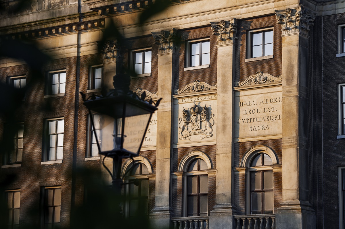 street view of lamp and facade of Rosewood Amsterdam